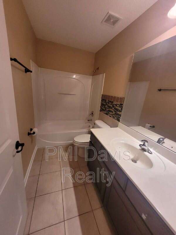 Beautifully designed residence in Oakleaf Plantation! property image