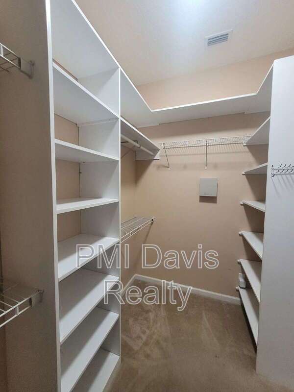 Beautifully designed residence in Oakleaf Plantation! property image