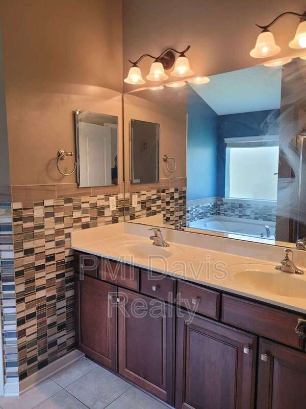 Beautifully designed residence in Oakleaf Plantation! property image