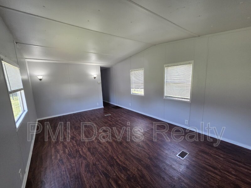 Want to get out of the city??? 2/1 Mobile Home - Green Cove Springs property image