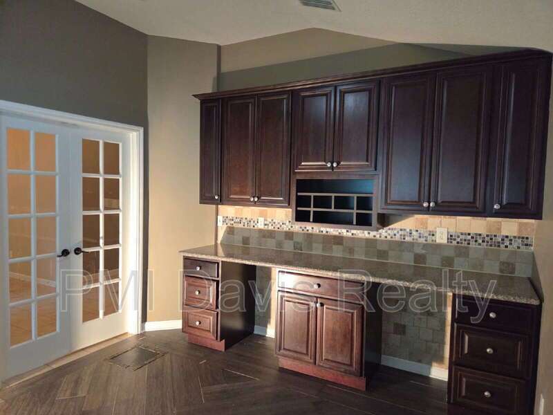 Beautifully designed residence in Oakleaf Plantation! property image