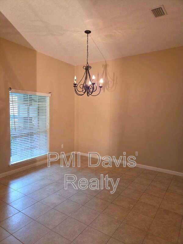 Beautifully designed residence in Oakleaf Plantation! property image