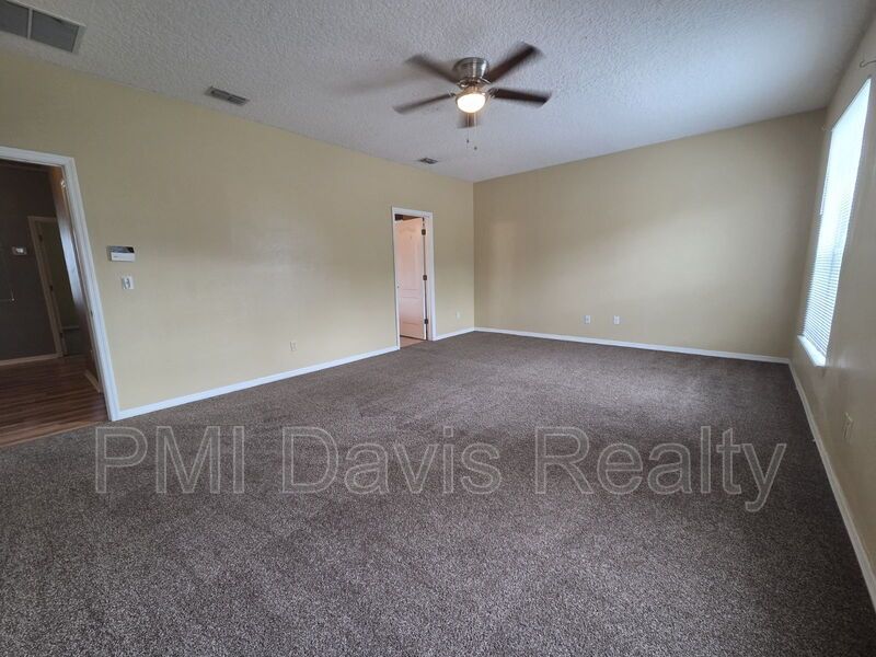 Must see 5-bed / 3 bath with pool property image