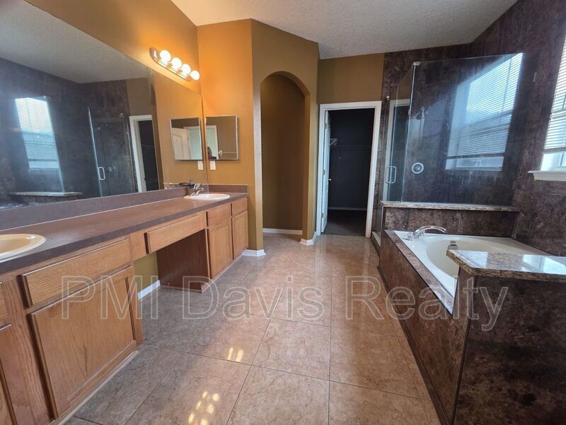 Must see 5-bed / 3 bath with pool property image