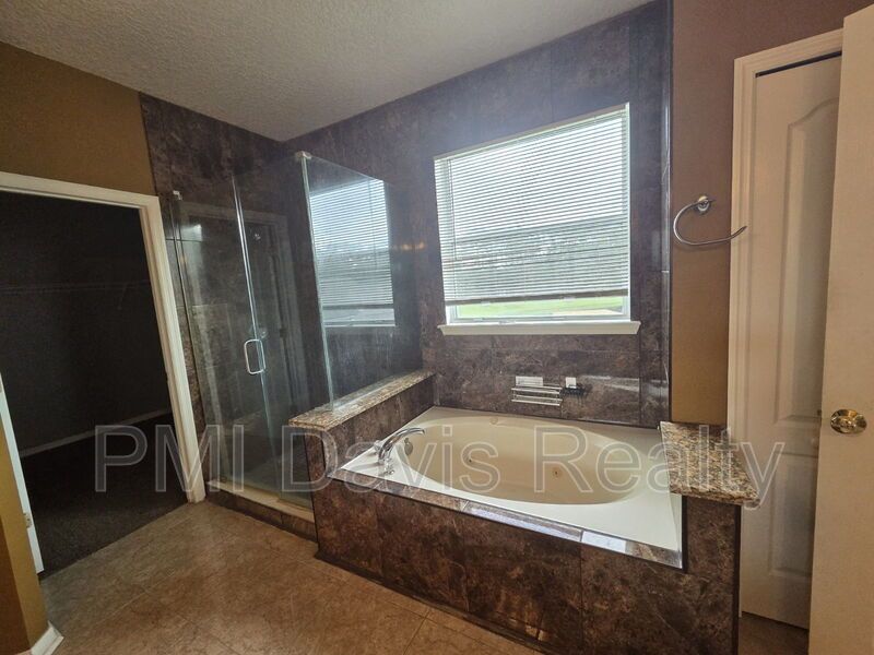 Must see 5-bed / 3 bath with pool property image