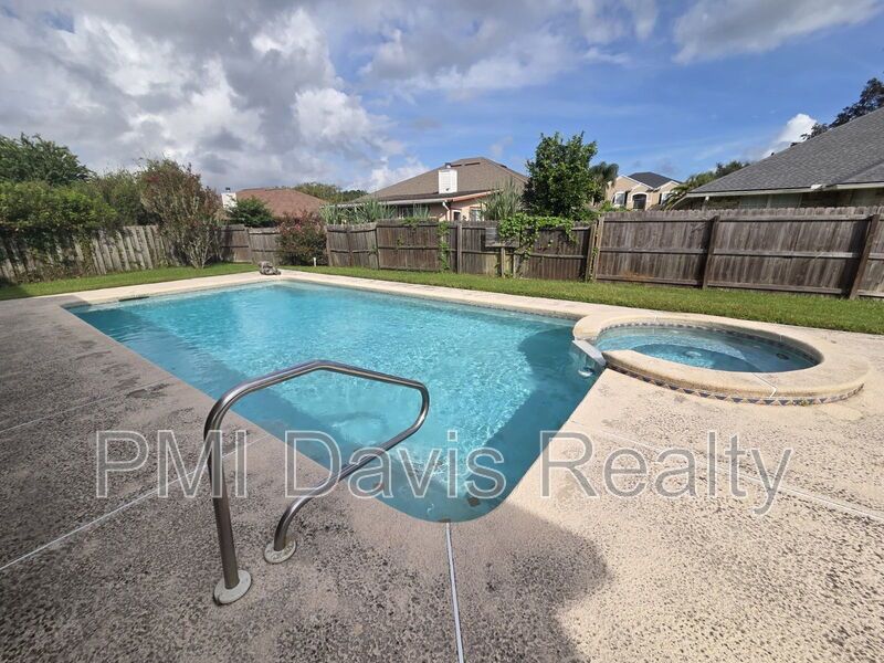 Must see 5-bed / 3 bath with pool property image