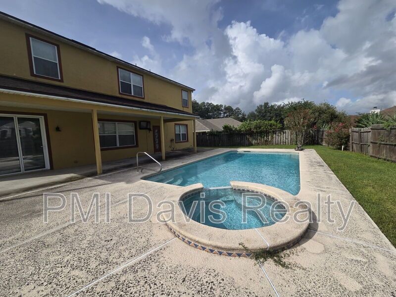 Must see 5-bed / 3 bath with pool property image